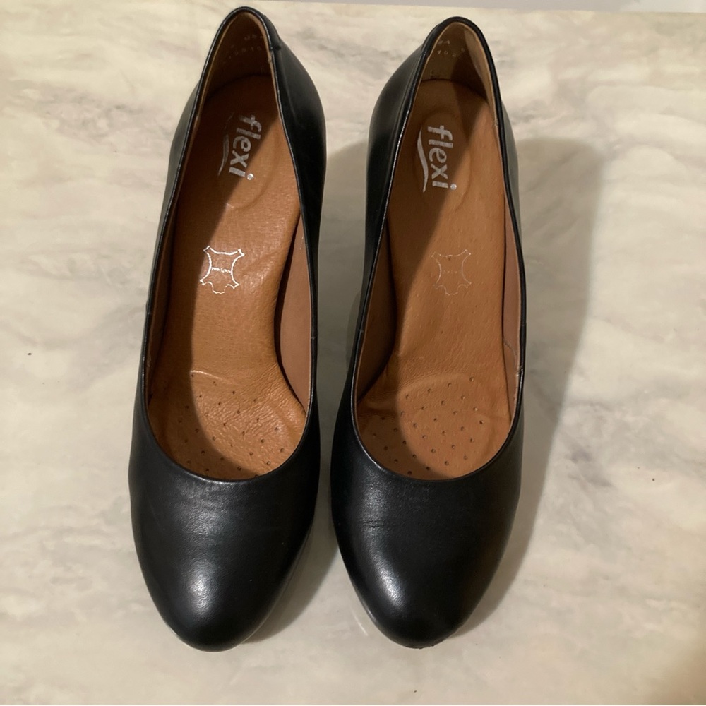 NWOT Flexi Black Leather Pumps — Soft Leather, Cushioned Comfort